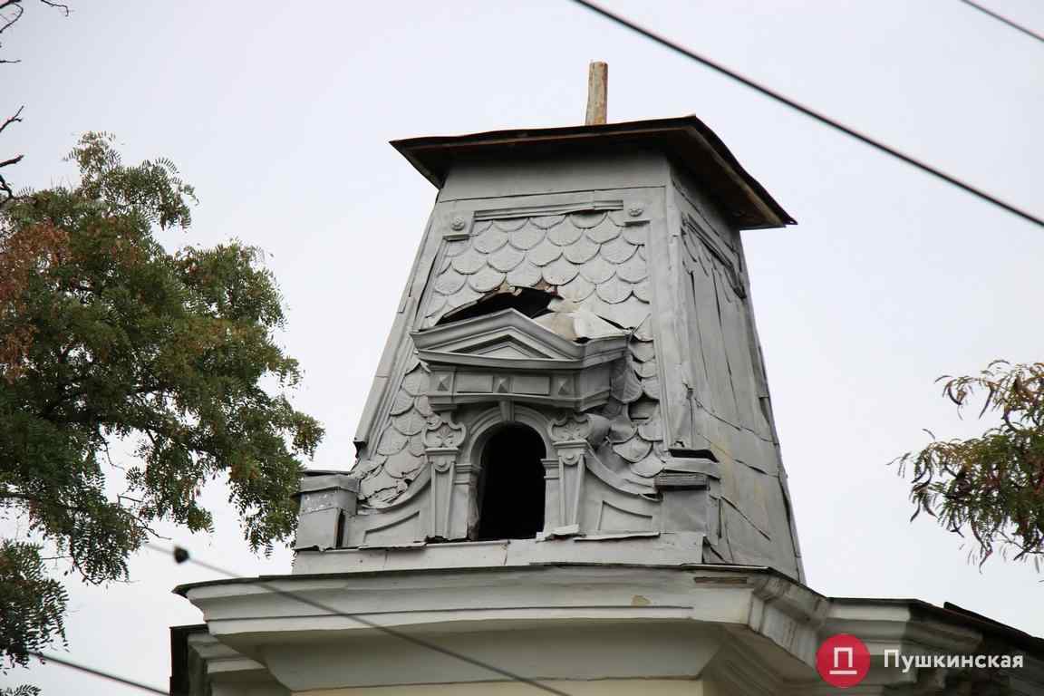 На памятнике архитектуры в центре Одессы покосилась башенка: конструкция выглядит ветхой. Фотофакт