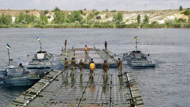 На суші, воді та в повітрі: військові провели масштабні навчання в зоні ООС – яскраві фото