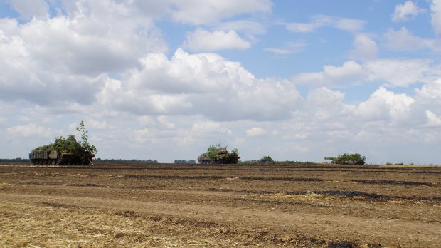 На суші, воді та в повітрі: військові провели масштабні навчання в зоні ООС – яскраві фото