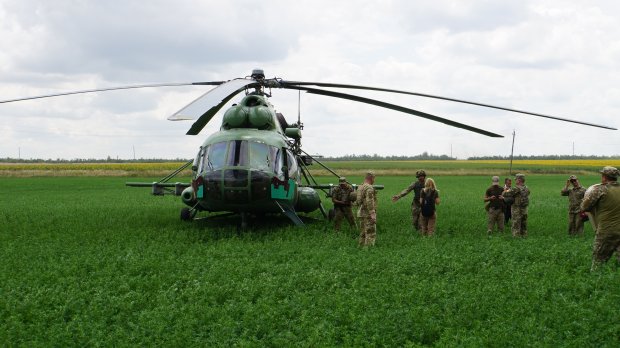 На суші, воді та в повітрі: військові провели масштабні навчання в зоні ООС – яскраві фото