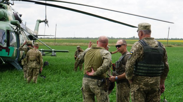 На суші, воді та в повітрі: військові провели масштабні навчання в зоні ООС – яскраві фото