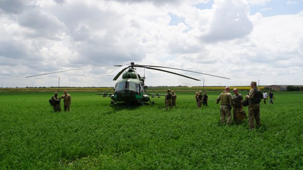 На суші, воді та в повітрі: військові провели масштабні навчання в зоні ООС – яскраві фото