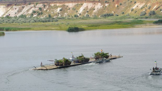 На суші, воді та в повітрі: військові провели масштабні навчання в зоні ООС – яскраві фото