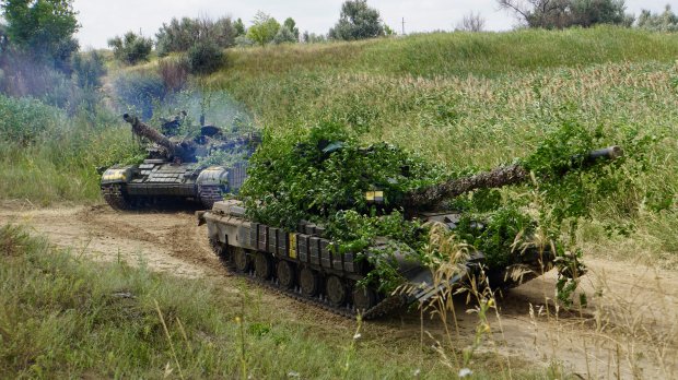 На суші, воді та в повітрі: військові провели масштабні навчання в зоні ООС – яскраві фото