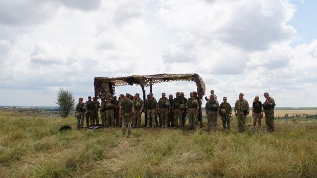 На суші, воді та в повітрі: військові провели масштабні навчання в зоні ООС – яскраві фото