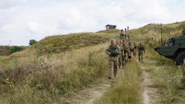 На суші, воді та в повітрі: військові провели масштабні навчання в зоні ООС – яскраві фото