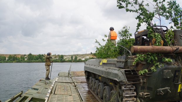 На суші, воді та в повітрі: військові провели масштабні навчання в зоні ООС – яскраві фото