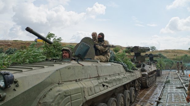 На суші, воді та в повітрі: військові провели масштабні навчання в зоні ООС – яскраві фото
