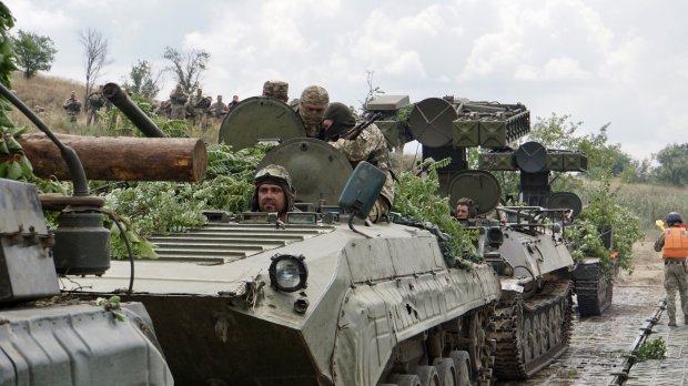 На суші, воді та в повітрі: військові провели масштабні навчання в зоні ООС – яскраві фото
