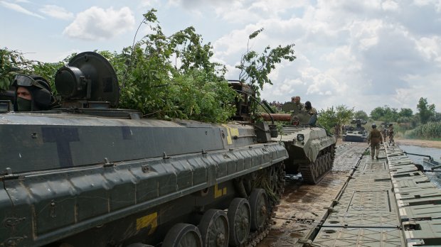 На суші, воді та в повітрі: військові провели масштабні навчання в зоні ООС – яскраві фото