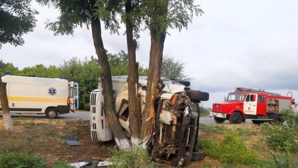 На трасі Харків – Сімферополь вантажівка вїхала у легковик, є загиблий (фото)