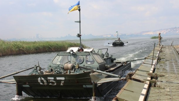 На землі, на воді і в повітрі: маневри бійців ООС: вражаючі фото