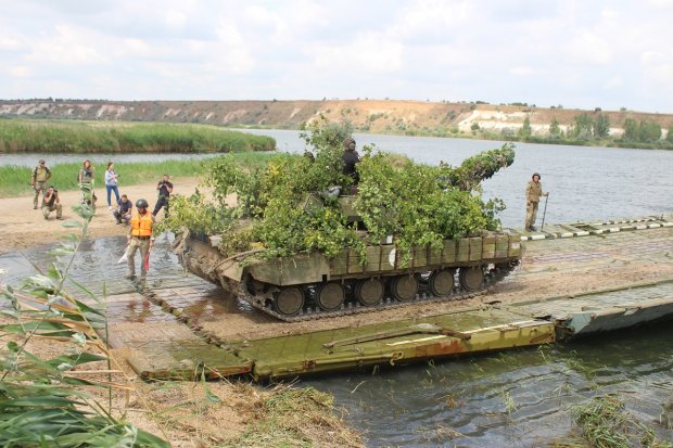 На землі, на воді і в повітрі: маневри бійців ООС: вражаючі фото