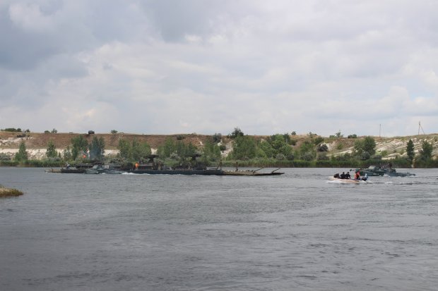 На землі, на воді і в повітрі: маневри бійців ООС: вражаючі фото