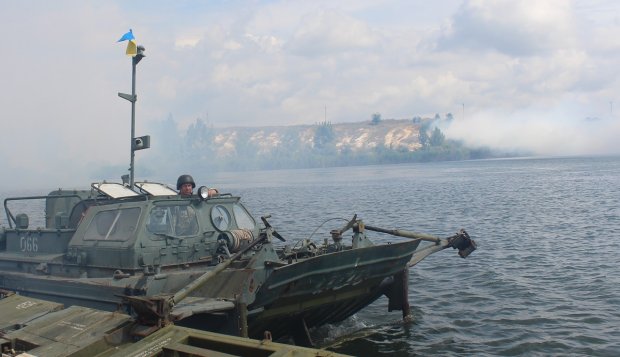 На землі, на воді і в повітрі: маневри бійців ООС: вражаючі фото