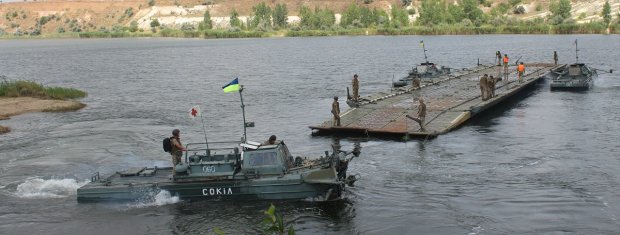 На землі, на воді і в повітрі: маневри бійців ООС: вражаючі фото