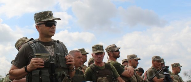 На землі, на воді і в повітрі: маневри бійців ООС: вражаючі фото