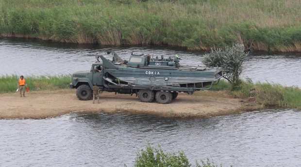 На землі, на воді і в повітрі: маневри бійців ООС: вражаючі фото