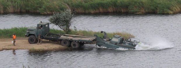На землі, на воді і в повітрі: маневри бійців ООС: вражаючі фото