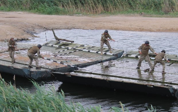 На землі, на воді і в повітрі: маневри бійців ООС: вражаючі фото