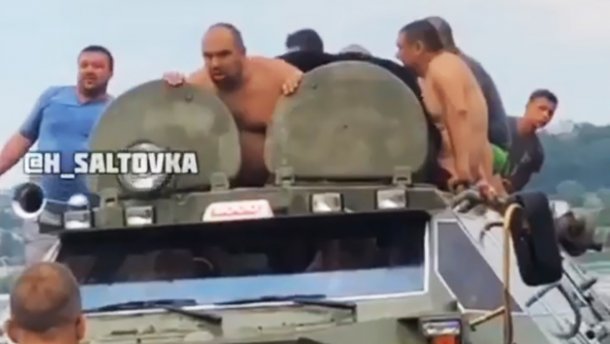 Напівголі чоловіки каталися на БТРі на пляжі в Харкові та скандалили з відпочивальниками: відео