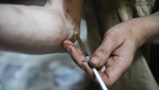 Наркотики та алкоголь: бойовики закатували обдовбаних приспішників