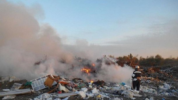 Неподалік аеропорту Бориспіль загорілося сміттєзвалище