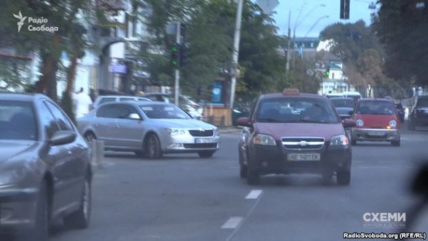 Охоронці Ахметова стежать за журналістами програми Схеми: фотодокази