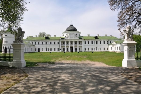 Омелян живе у вигаданому світі, або Чиновники не здатні зробити подорожі Україною можливими