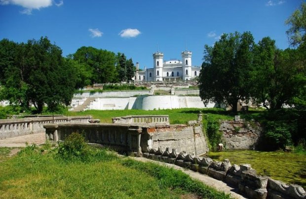 Омелян живе у вигаданому світі, або Чиновники не здатні зробити подорожі Україною можливими