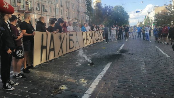 Під будівлею СБУ активісти вимагають негайних дій проти каналу 112-Україна