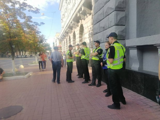 Під будівлею СБУ активісти вимагають негайних дій проти каналу 112-Україна