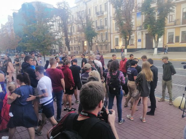 Під будівлею СБУ активісти вимагають негайних дій проти каналу 112-Україна