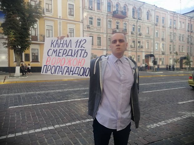 Під будівлею СБУ активісти вимагають негайних дій проти каналу 112-Україна