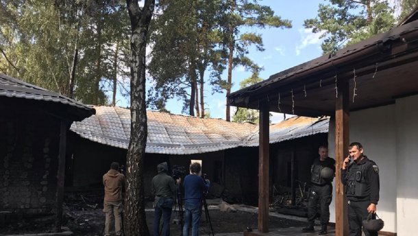 Підпал дому Гонтаревої: поліція знайшла на згарищі світло-шумову ракету