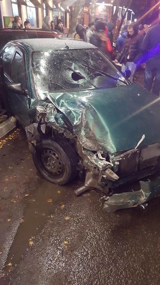 П’яний водій за кермом розтрощив декілька автівок, в яких перебували діти