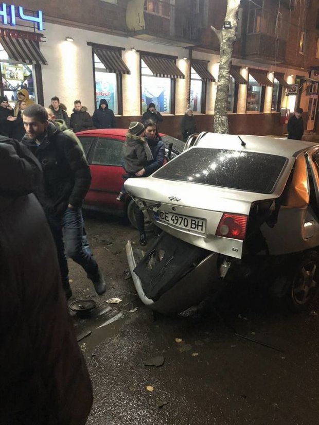 П’яний водій за кермом розтрощив декілька автівок, в яких перебували діти
