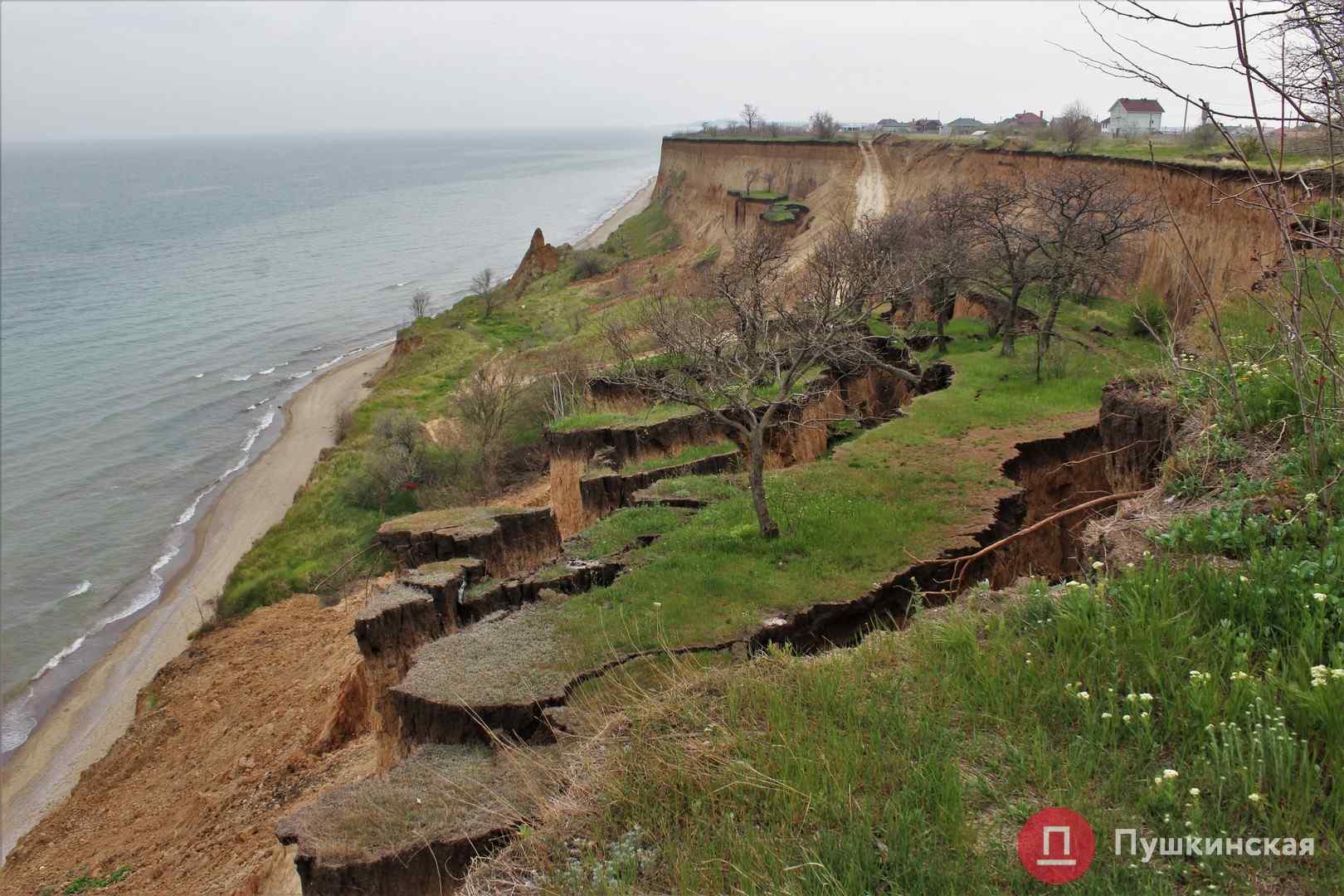 Под Одессой произошел оползень и чуть не накрыл отдыхающих. Видео