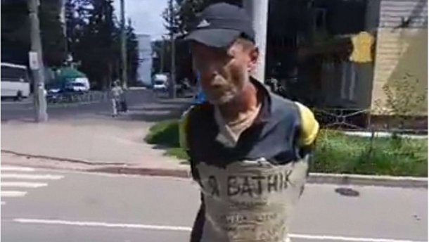 Поліція відкрила кримінальну справу проти людей, які привязали ватника до стовпа у Чернігові