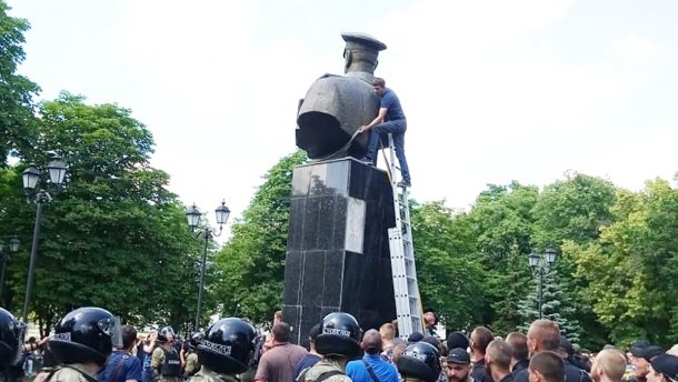 Поліція влаштувала обшуки в активістів через знесення бюста Жукову: фото і відео