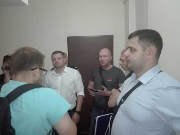 Поліція влаштувала обшуки в активістів через знесення бюста Жукову: фото і відео