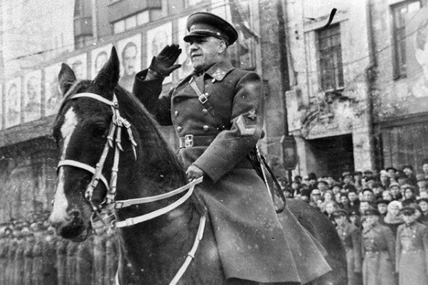 Поліція влаштувала обшуки в активістів через знесення бюста Жукову: фото і відео