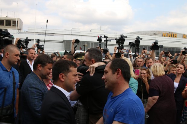 Полонені українці повернулися з вязниць Росії: хроніка у фото та відео