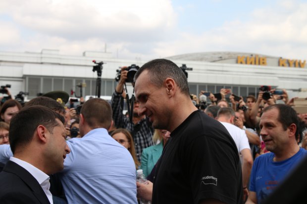 Полонені українці повернулися з вязниць Росії: хроніка у фото та відео