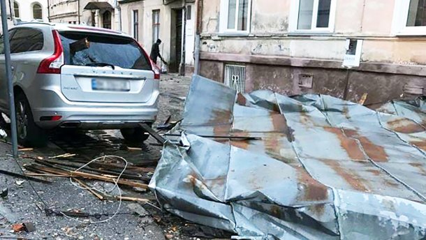 Потужний вітер зірвав дах з будинку у центрі Львова: фото