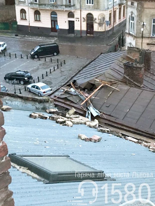 Потужний вітер зірвав дах з будинку у центрі Львова: фото