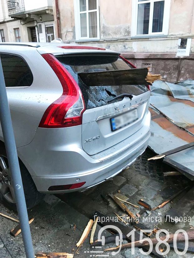 Потужний вітер зірвав дах з будинку у центрі Львова: фото