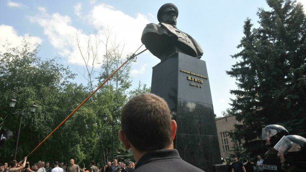 Повалення памятника Жукову у Харкові: як мерзенно відреагував Кремль