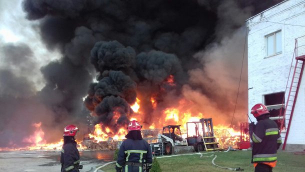 Пожежу на хімпідприємстві під Львовом вдалося ліквідувати: фото, відео