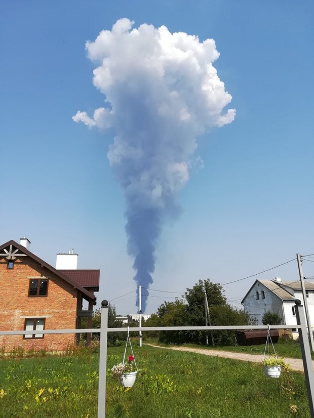 Пожежу на хімпідприємстві під Львовом вдалося ліквідувати: фото, відео